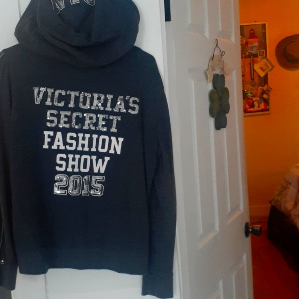 zip up VS sweatshirt